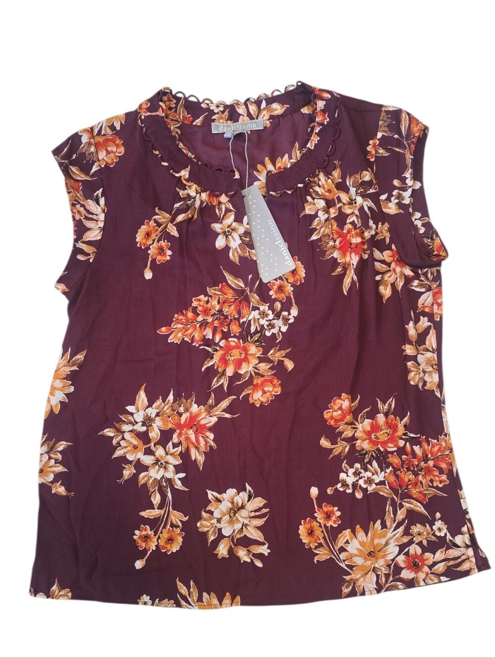 V-neckline with delicate ruffle/scalloped trim